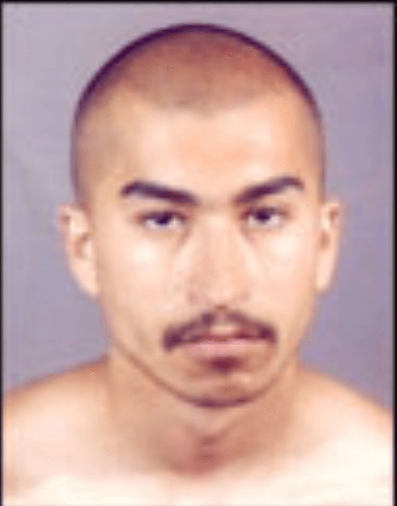 Frederico Guadalupe Estrada es buscado por asesinato sin motivo aparente. El ataque de Estrada ocurrió en Plaza Del Amo, en el área de Harbor, en mayo del 2000.