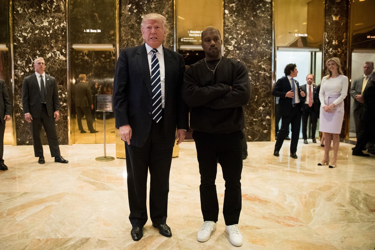 <b>Trump 2020, ¿Kanye 2024? - </b>En un curioso encuentro, 
<b><a href="http://www.univision.com/noticias/politica/que-tienen-en-comun-donald-trump-y-kanye-west" target="_blank">Kanye West visitó la Torre Trump el 13 de diciembre de 2016 para reunirse con Trump</a></b>, aunque ninguno dio declaraciones. West luego tuiteó que quería discutir "asuntos multiculturales" con el magnate y también el "#2024" que muchos leyeron como su intención de lanzarse a la presidencia en ese año.