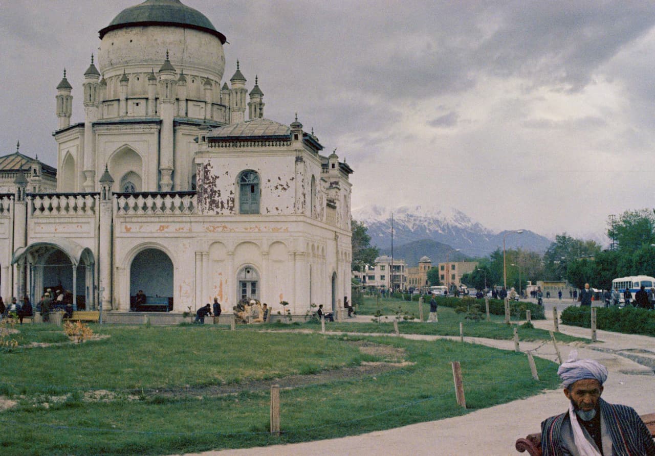 La arquitectura de Kabul, en 1968. 
<br>
<br>El progreso se detuvo en la década de 1970, cuando el país comenzó a polarizarse y una serie de sangrientos golpes de estado convirtieron la vida en un caos. La Unión Soviética invadió Afganistán en 1979.