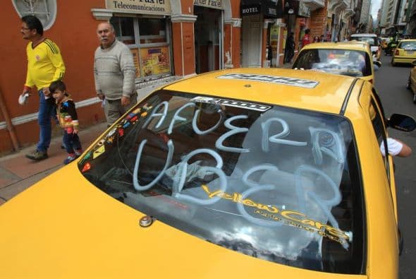 Docenas de taxistas protestaron el 29 de julio de 2015, exigiendo la salida de la aplicación tecnológica Uber en Cali, en Colombia.