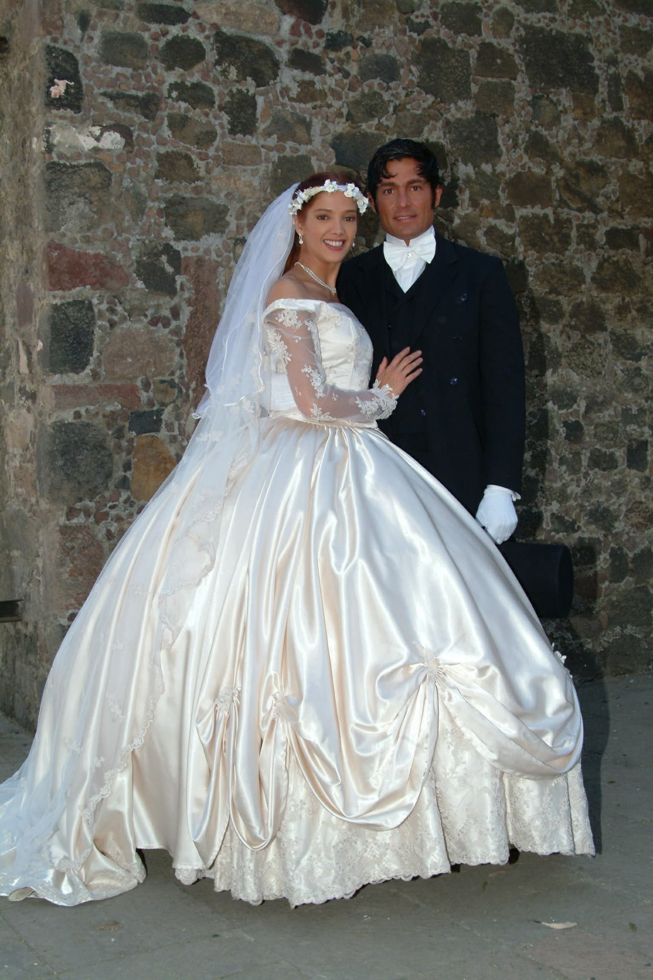 <b><a href="http://www.univision.com/temas/fernando-colunga">Fernando</a></b> fue la pareja protagónica de 
<b><a href="http://www.univision.com/temas/adela-noriega">Adela Noriega</a></b>, quien también se llevó la presea ese año.