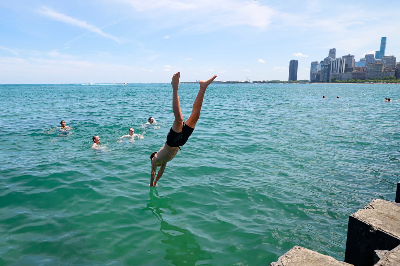 Si llegas a sentirte mal por el calor, puedes acudir a cualquiera de los 
<b>21 centros de enfriamiento distribuidos en la ciudad de Chicago</b>. El centro Garfield se encuentra ubicado en 10 S. Kedzie, está abierto las 24 horas del día, los siete días de la semana, y ofrece asistencia para conectar a los residentes con refugios de emergencia.