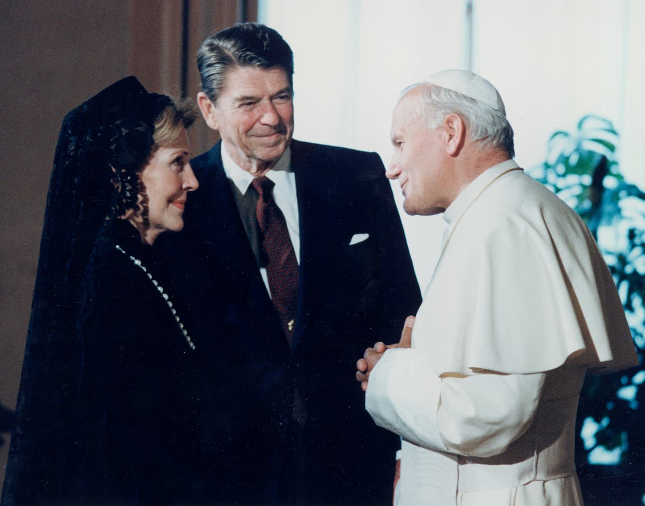 <b>Juan Pablo II y Ronald Reagan</b>
<br>
<br>Según AP, durante la primera visita al Vaticano en 1982
<b> </b>Reagan lucía cansado mientras el papa hablaba de las crisis en las Islas Malvinas y el Líbano. Dos años después, en 1984, Estados Unidos estableció 
<a href="https://history.state.gov/countries/holy-see"><u>relaciones diplomáticas formales entre los Estados Unidos y el Vaticano</u></a>.
<br>