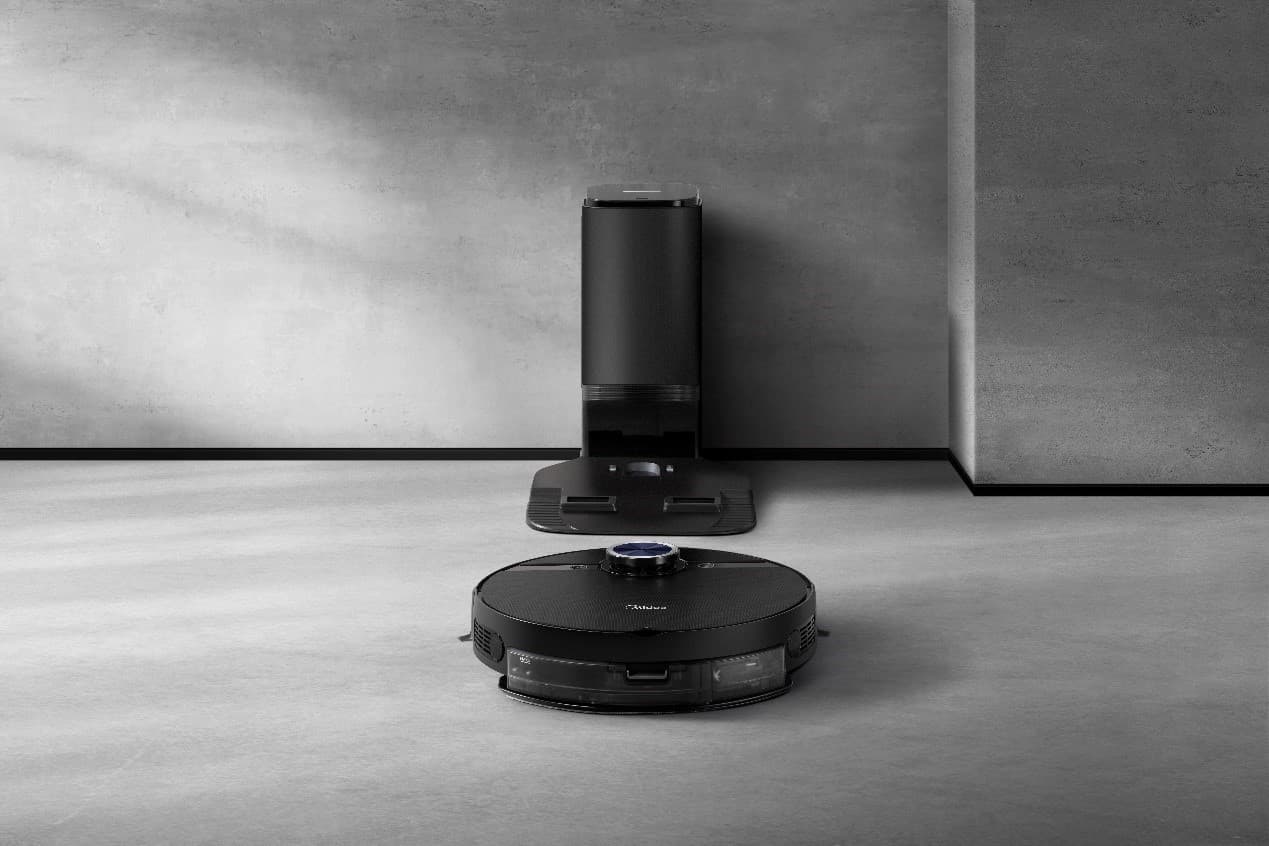 <b>8.- Asistente de limpieza.</b> En la imagen el robot de recolección automática de polvo S8+ de Midea, fabricado por Midea Robozone Technology, presentado en febrero de 2022. Este aparato es la última generación de barredoras robóticas de alto rendimiento cuenta con un sistema de reconocimiento automático de alfombras y potencia de succión autoajustable. Puede acumular 2.5 litros de polvo por 30 días y contiene un sistema que trapea el piso gracias a una toalla incluida.