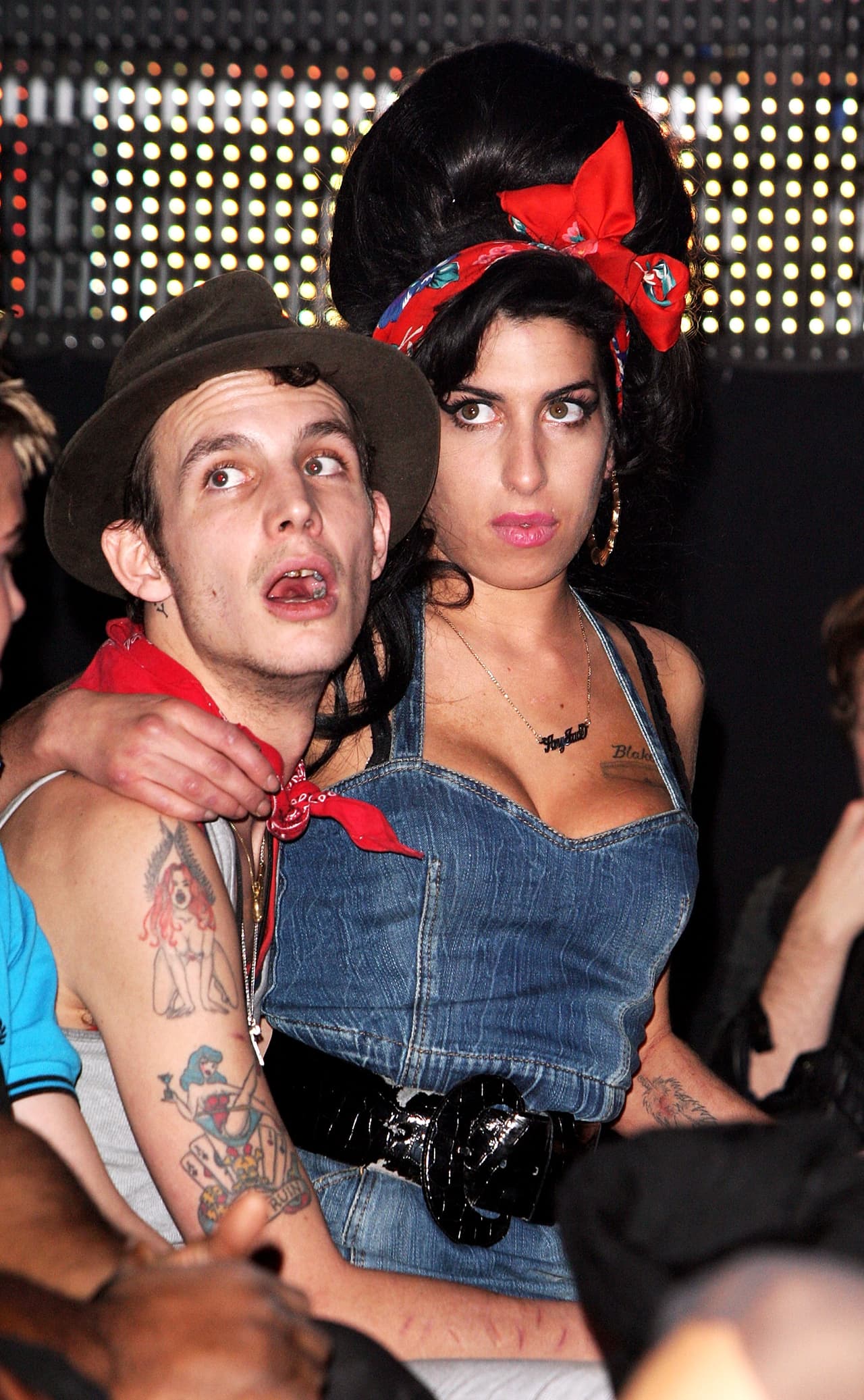Fielder-Civil y Winehouse se casaron en una boda secreta en Florida el 2007. El medio británico 
<i><a href="https://www.independent.co.uk/arts-entertainment/music/news/amy-winehouse-mother-blake-fielder-civil-b1883258.html" target="_blank">The Indepedent</a> </i>reporta que muchos medios señalaban a Fielder-Civil como el que le proveía la heroína a la cantante. En 2009 se separaron.
<br>
<br>"Creen que conocen a mi hija –las drogas, la adicción, las relaciones destructivas– pero había mucho más", relata la madre de Amy, Janis Winehouse-Collins, en un documental de la cadena BBC publicado a 10 años de la muerte de la artista, llamado "Reclaiming Amy". 
<br>