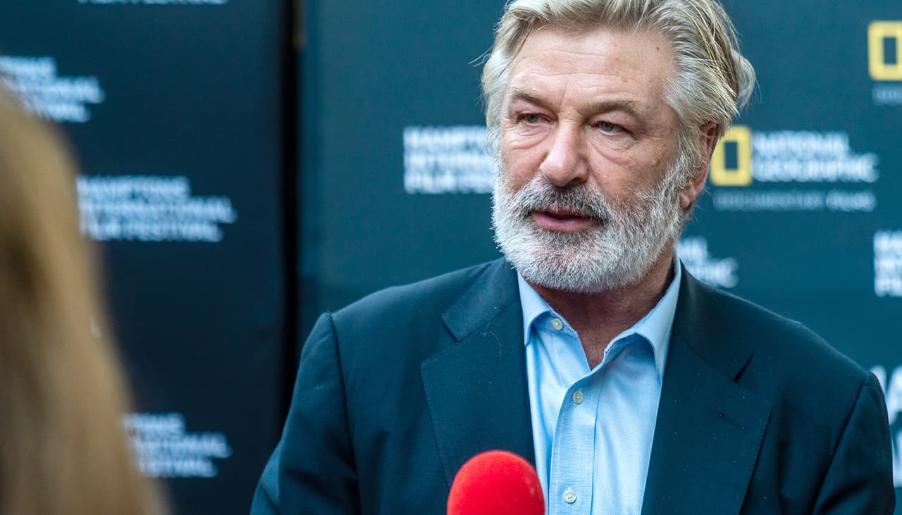 Unos videos muestran a los investigadores mientras interrogan a Baldwin a las pocas horas del fatal tiroteo, hablando con él dentro de una oficina y otros clips de ensayo captan al actor disfrazado mientras practica 
<a href="https://www.univision.com/noticias/sucesos/baldwin-directora-fotografia-practicaba-disparo-declaracion-jurada">una maniobra de desenfundado rápido con una pistola</a>.