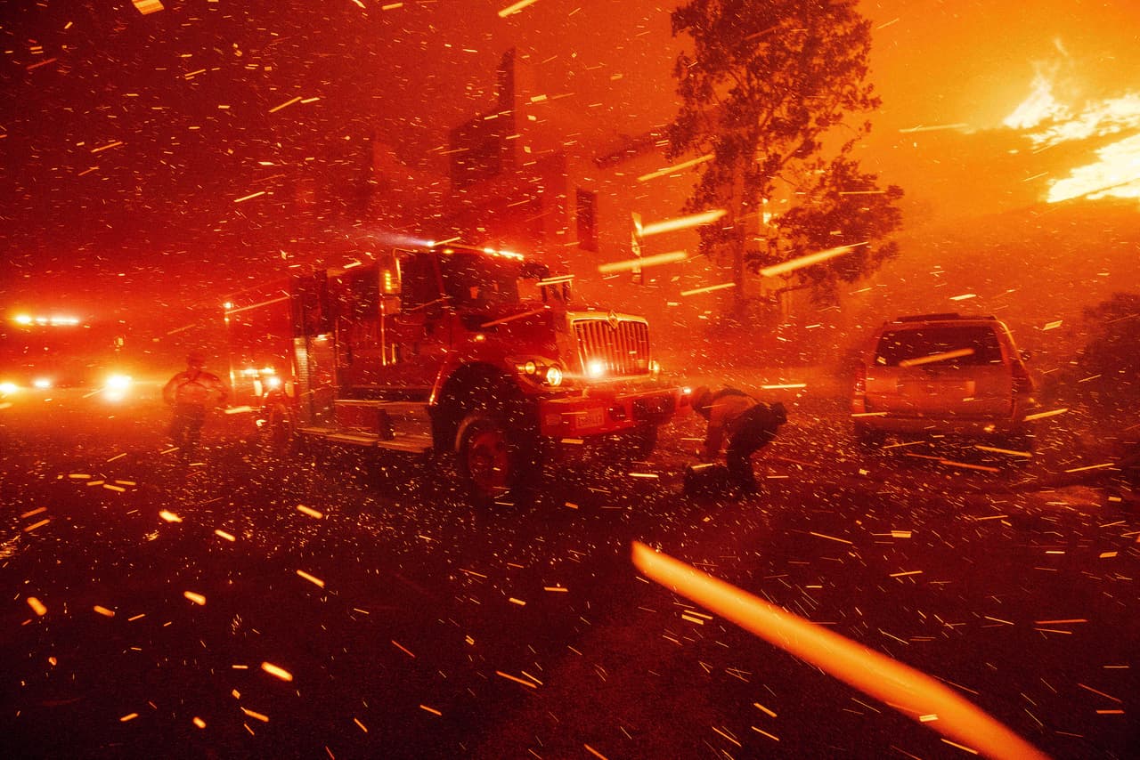 Los bomberos dijeron que el incendio creció durante la noche y la mañana de este martes 
<b>abarca más de 2,200 acres.</b>
