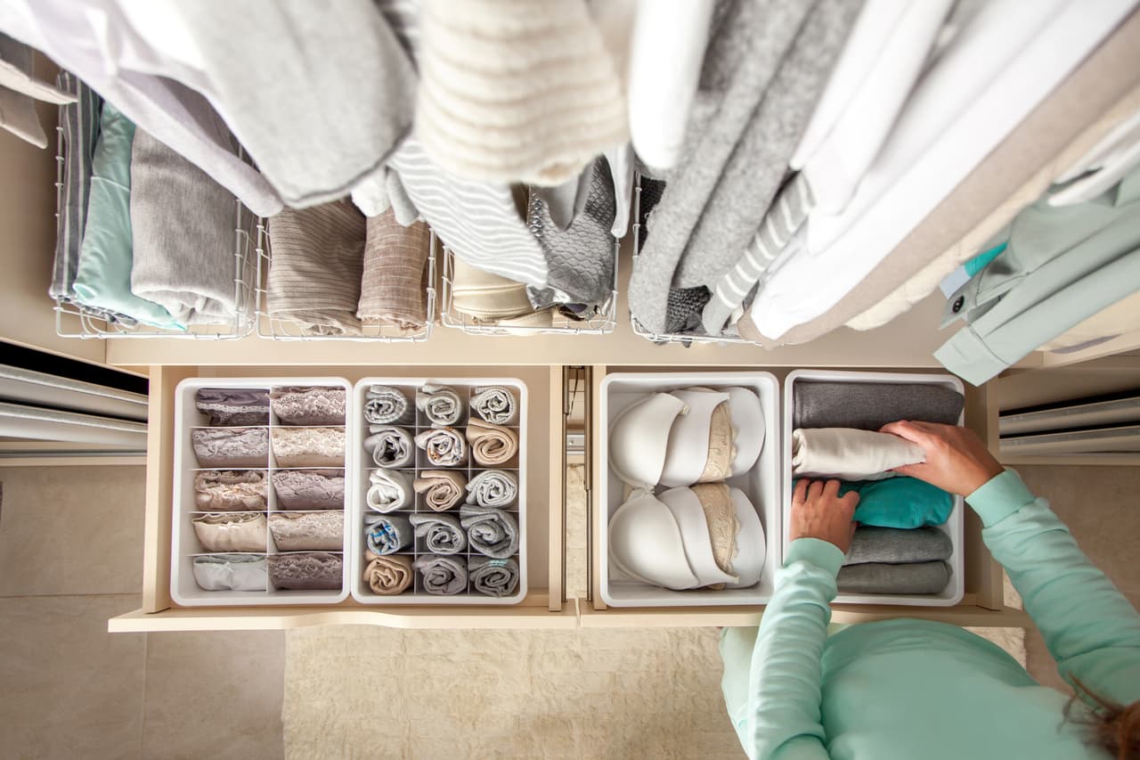 <h3 class="cms-H3-H3">20. Organice una casa (y gane dinero por ello)</h3>
<br>
<br>La agitada vida de algunas personas hace que necesiten el trabajo de un organizador de casa, un oficio por el que se cobra hasta unos $49 la hora, según PayScale. Para ofrecer este servicio, puede anunciarse usted mismo en Craigslist o Facebook Marketplace, o bien decírselo a sus vecinos a través de NextDoor. 
<br>