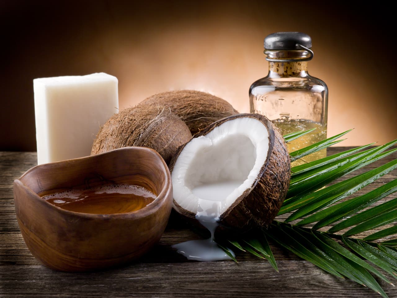 El aceite de coco ha ganado popularidad en los últimos años y se ha convertido en el sustituto de muchos productos de alimentación, e incluso de higiene como el champú, el desmaquillante, la pasta de dientes y el acondicionador.