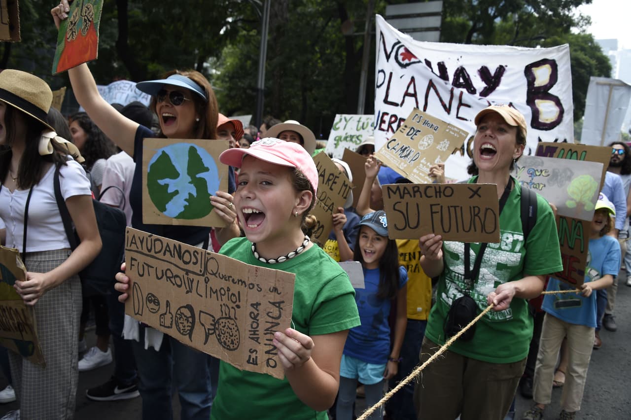Miles de manifestantes de todas las edades caminaron por el Paseo de la Reforma en la Ciudad de México y también hubo marchas en Brasil. "El secretario general de la ONU, António Guterres, hace un llamamiento a todos los líderes para que vengan a Nueva York el 23 de septiembre con planes concretos y realistas", 
<a href="https://www.un.org/en/climatechange/un-climate-summit-2019.shtml" target="_blank">se lee en la página oficial de la cumbre</a>.
