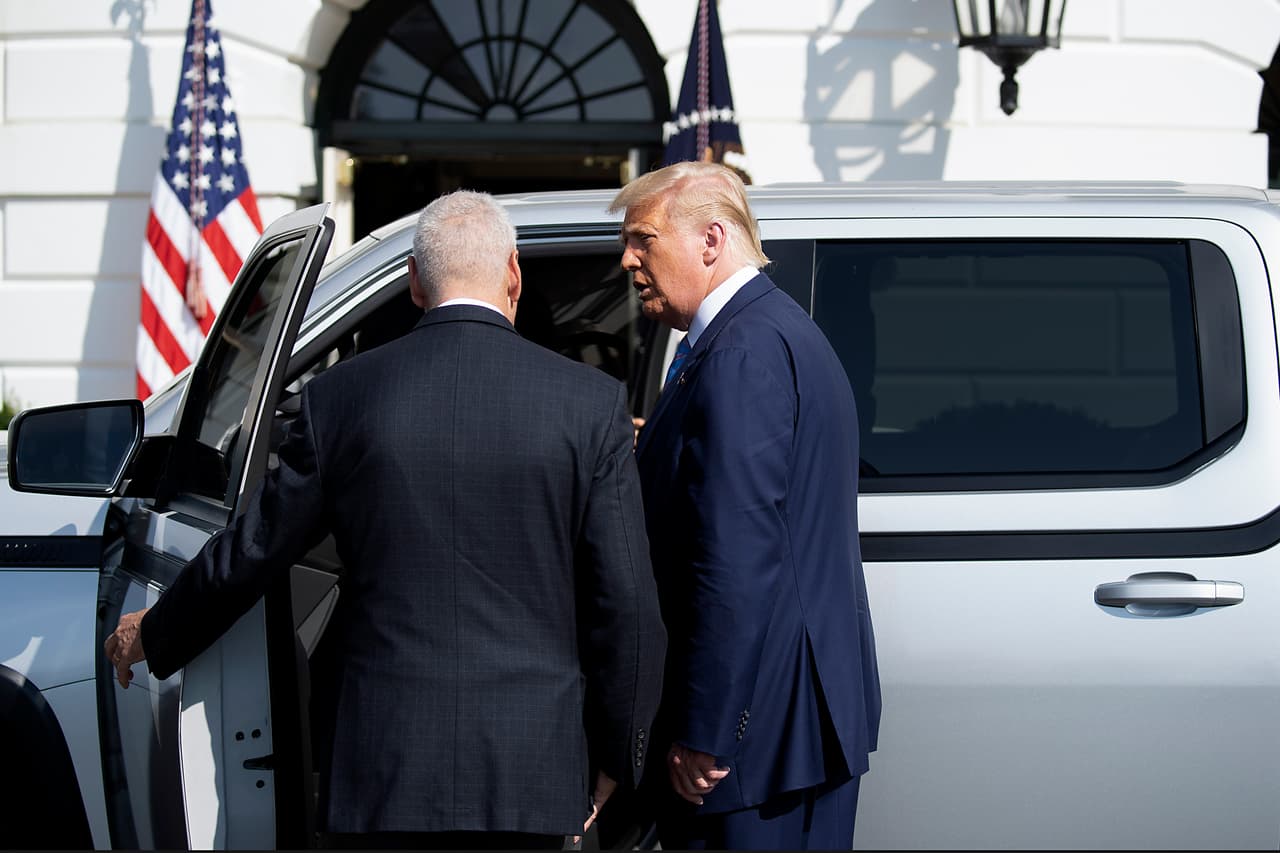 <b>28 de septiembre. </b>Trump inspeccionó una camioneta eléctrica producida por Lordstown Motors en el jardín sur de la Casa Blanca. Junto al presidente está Steve Burns, CEO de Lordstown. Al evento también asistieron miembros del Congreso, 
<a href="https://www.huffpost.com/entry/trump-coronavirus-diagnosis-activities-events-leading-up_n_5f7725a7c5b6dd94f1e97e2f"><u>según reportó Huffpost</u></a>. 
<br>