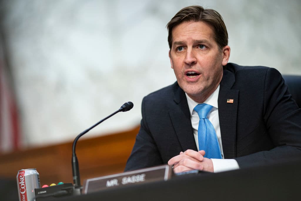 El 
<b>senador republicano por Nebraska, Ben Sasse</b>, fue un gran crítico de Donald Trump, en especial en los últimos meses de su mandato y desde el principio condenó sus falsas teorías sobre el fraude electoral, además de criticar con firmeza a sus compañeros del Senado que buscaron objetar la victoria de Biden. Sasse ganó cómodamente la reelección en 2020 y se ha hablado de él como un posible candidato presidencial republicano para 2024. Aunque es un cognotado conservador, Sasse votó a favor de condenar a Trump en el segundo juicio político. "La política no va de la extraña adoración a un individuo", dijo Sasse entonces. "El partido puede purgar a los escépticos de Trump. Pero me gustaría convencerlos de que ese cáncer cívico no solo es para la nación, sino que es terrible para nuestro partido", añadió.