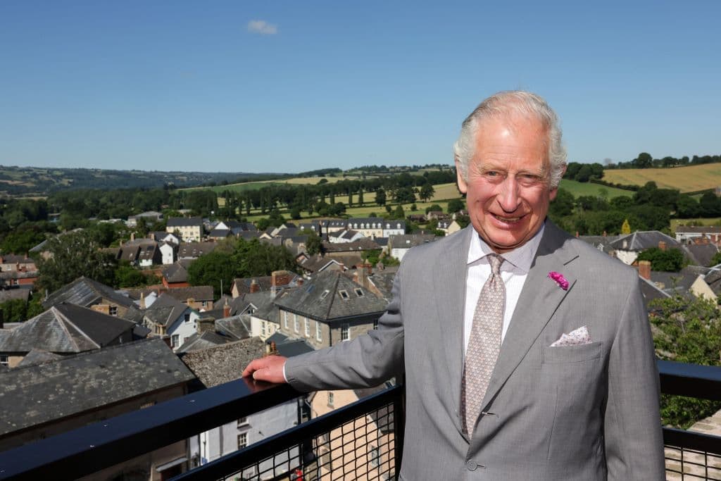 El Príncipe de Gales, Carlos de Inglaterra, posa para una fotografía en el mirador durante una visita al Castillo de Hay, en Hay-on-Wye, Gales, el 7 de julio de 2022.
<br>