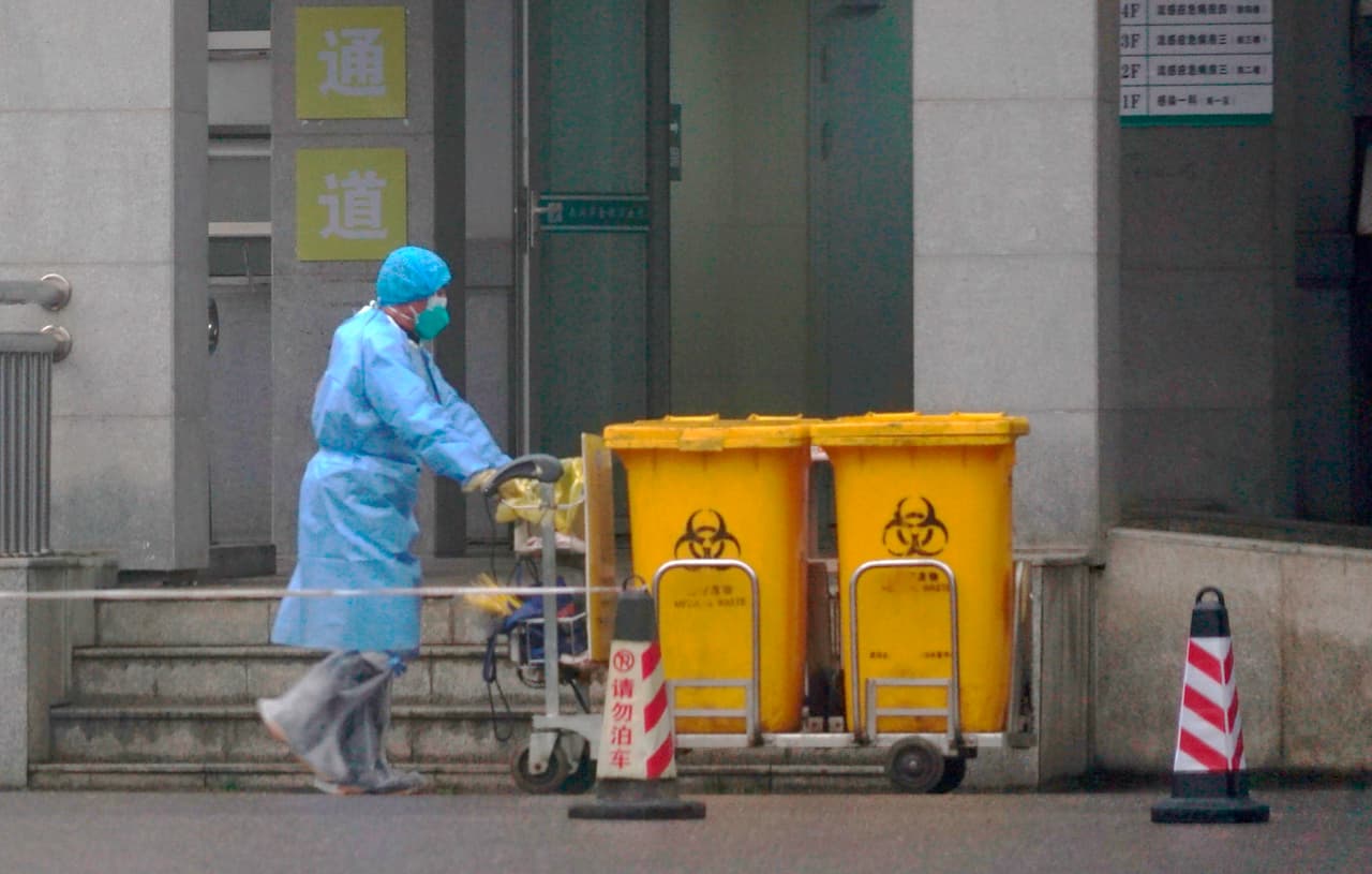 <b>¿Qué es el coronavirus?</b> Son un grupo de virus comunes. Se llaman así por sus puntas en forma de corona en la superficie del virus. Algunos solo afectan a los animales, pero existen varios tipos para humanos incluidos los virus Síndrome Respiratorio del Oriente Medio (MERS) y el Síndrome Respiratorio Agudo y Severo (SARS).