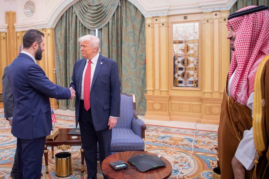 En esta fotografía difundida por el Palacio Real saudita, el presidente interino de Siria, Ahmad al-Sharaa, estrecha la mano del presidente Donald Trump este miércoles en Riad, acompañados por el príncipe heredero saudita, Mohammed bin Salman.