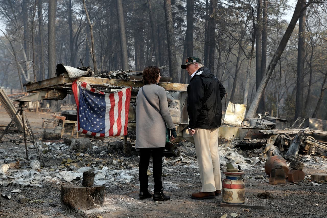 <b>Recorrido por la devastación.</b> El 17 de noviembre el presidente Trump visitó las zonas afectadas por los intensos incendios que azotaron el norte y sur de California en 2018 y dejaron decenas de muertos. 
<a href="https://www.facebook.com/univisionnoticias/videos/el-presidente-trump-visita-las-zonas-afectadas-por-los-incendios-en-california/2046751842084032/">Junto a las autoridades locales el mandatario caminó sobre las cenizas de Paradise, una ciudad devastada por el fuego.</a>