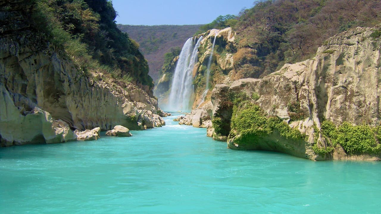 Otro escenario digno de la película Avatar queda al norte del municipio de Aquismón, también en San Luis Potosí. La cascada Tamul tiene una caída de 105 m de altura. Allí también hay una cueva de hasta 45 m de profundidad en la que se puede nadar en aguas cristalinas.