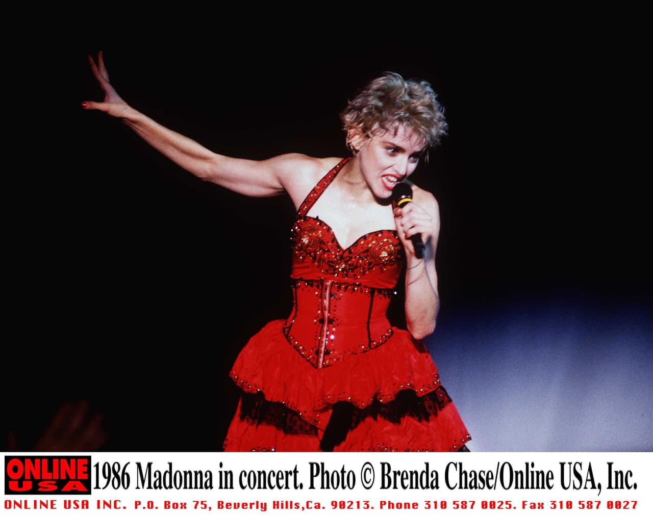 No tuvo que pasar mucho tiempo para que la diva del pop volviera al escándalo. En el tema 'Papa don't preach' (1986) una adolescente le confiesa a su padre que está embarazada y le pide su apoyo y comprensión. Esta letra molestó una vez más a los grupos católicos y conservadores. Fue en este momento también que comenzaron sus problemas con el Papa Juan Pablo II, mientras cantaba esta canción Madonna proyectaba en la pantalla de sus conciertos la imagen del pontífice intercalada con mensajes a favor del sexo seguro, según información de 
<a href="https://smoda.elpais.com/moda/15-escandalos-que-hicieron-de-madonna-la-reina-del-pop-y-la-provocacion/100217242/image/100217245" target="_blank">El País</a>.
