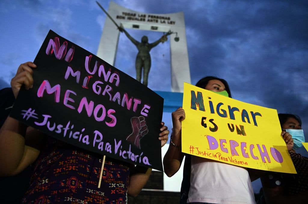 "Yo creo que sí hay racismo, hay misoginia", porque "
<b>el Estado mexicano trata a los migrantes centroamericanos de formas brutales</b>", expresó María José Cornejo a la prensa que registró la manifestación en San Salvador.