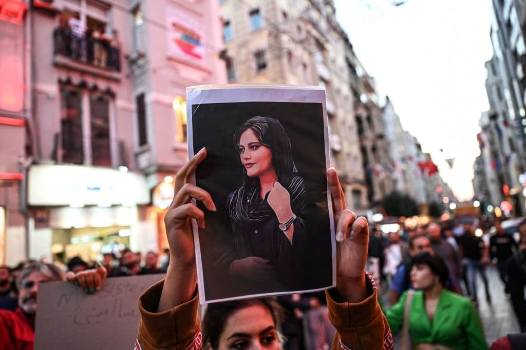 Los muerte de Mahsa Amini poco después de haber sido detenida fue calificada por la policía de la moral de un incidente "desafortunado". La policía explicó el fallecimiento por los problemas del corazón de la joven. Testigos afirman que los agentes la golpearon de forma brutal antes de dejarla en un hospital.