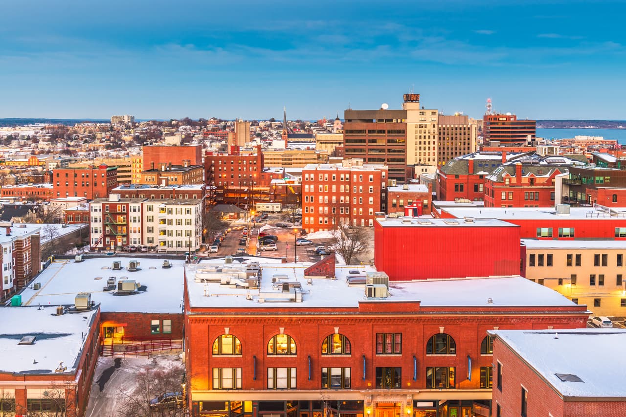 <b>Maine: Portland. – Obtuvo 65 de 100 puntos dentro de las mejores ciudades de clase media para vivir.</b> Situada en una península que se extiende hasta la bahía de Casco, esta ciudad tiene muelles de pescadores y almacenes reformados que ahora son restaurantes y tiendas. Además, cerca de allí se encuentra Western Promenade, un parque público ubicado en la cumbre de un risco que ofrece vistas del río y las montañas.
<br>