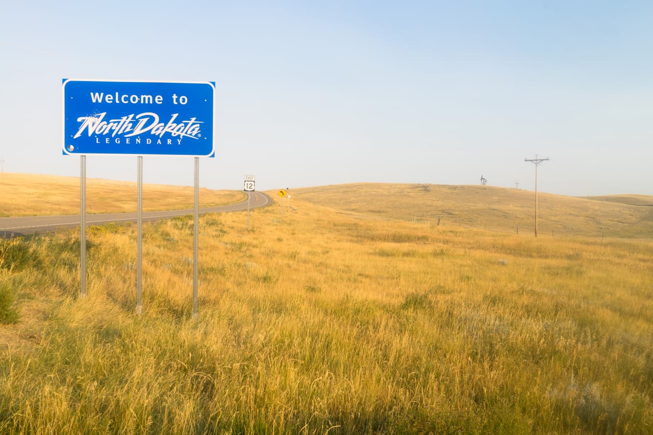 <b>Dakota del Norte.</b> Los residentes o visitantes que llegan desde otro país deben hacer cuarentena durante dos semanas o por el tiempo de su estadía en el estado (lo que sea más corto). En Dakota del Norte hay 547 contagios de covid-19 por cada 100,000 habitantes.