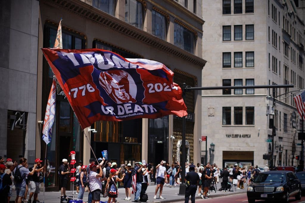 Además de la caravana de apoyo a Trump, otras personas expresaron su solidaridad manteniéndose frente al 
<b>Trump Tower</b> con carteles 
<b><a href="https://www.univision.com/local/philadelphia-wuvp/movilizacion-rally-donald-trump-pensilvania" target="_blank">invitando a votar por el político</a></b> republicano.