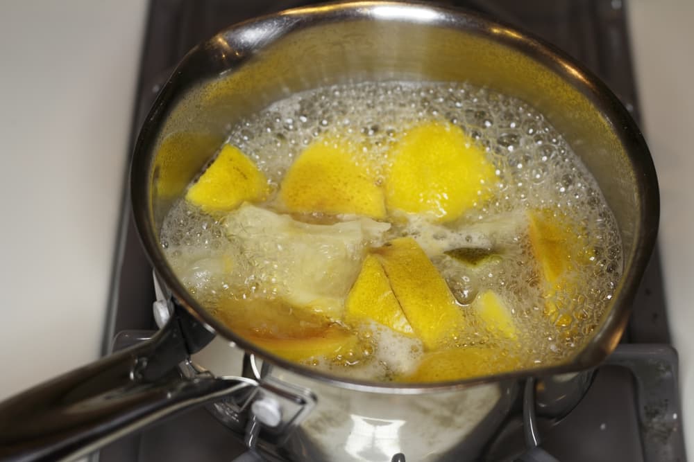 Además, puedes aprovechar el beneficio energético de los limones a través de su olor. Pon a hervir los limones en rodajas y deja que el vapor impregne las habitaciones, protegiéndolas.