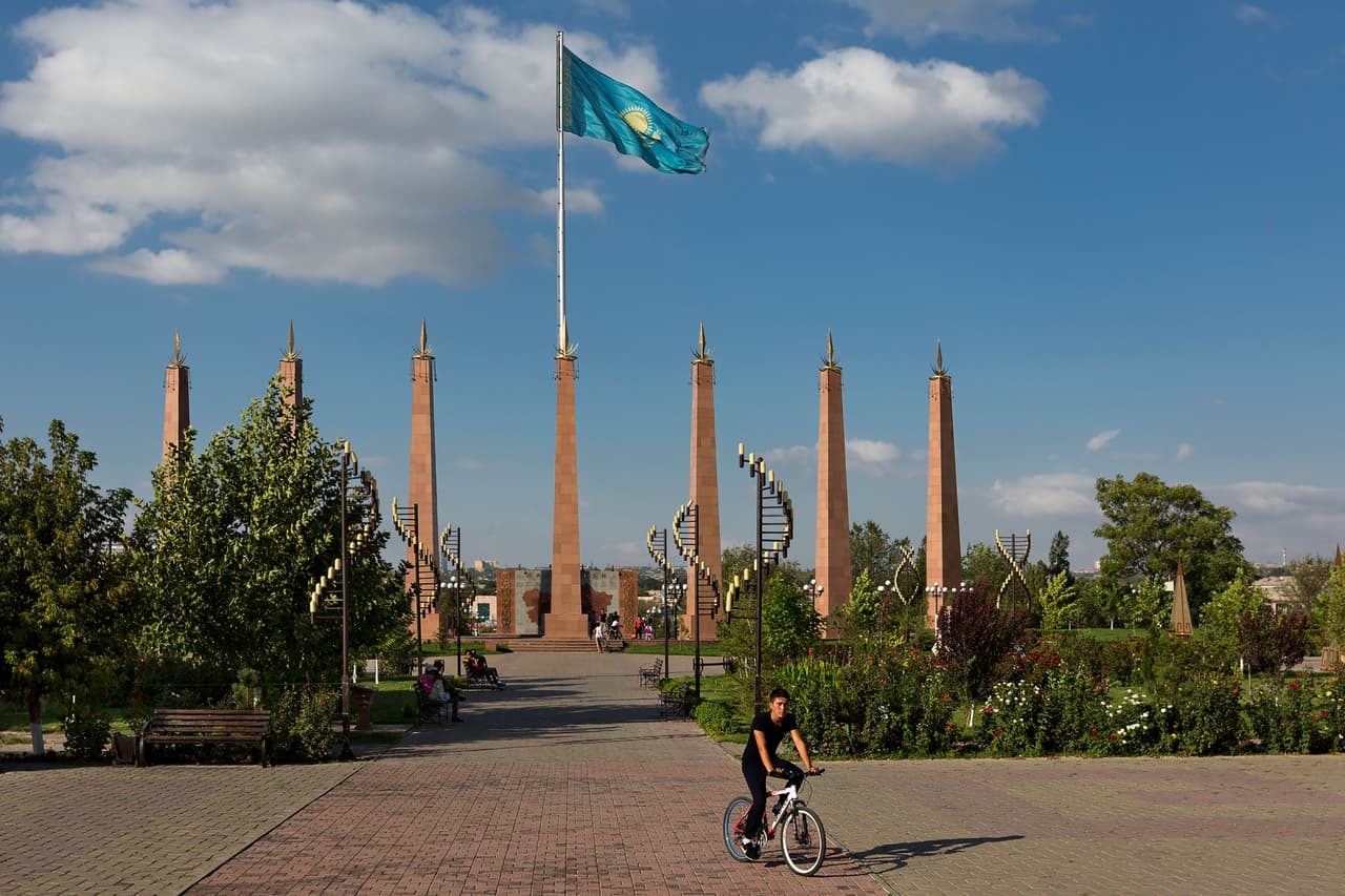 <b>Puesto 169. Almaty (Kazajstán)</b>
<br>
<br>
<b>Indice WCOL: 35</b>
<br>
<br>Los economistas de EUI convierten los precios recopilados globalmente a una moneda central (el dólar estadounidense). 
<br>
<br>Los datos se analizan individualmente y el índice comparativo WCOL se genera en base a la diferencia relativa de precios de un determinado artículo o servicio en comparación con su costo en Nueva York.
<br>