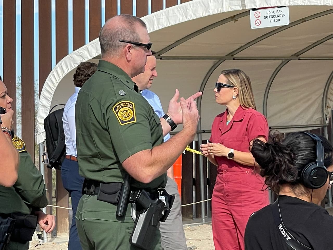 Como presidenta del Subcomité de Gestión Fronteriza del Senado, Sinema encabezó una delegación bipartidista del Congreso a Yuma para que sus colegas del Senado pudieran presenciar la seguridad fronteriza y la crisis humanitaria que enfrentan las comunidades de Arizona.