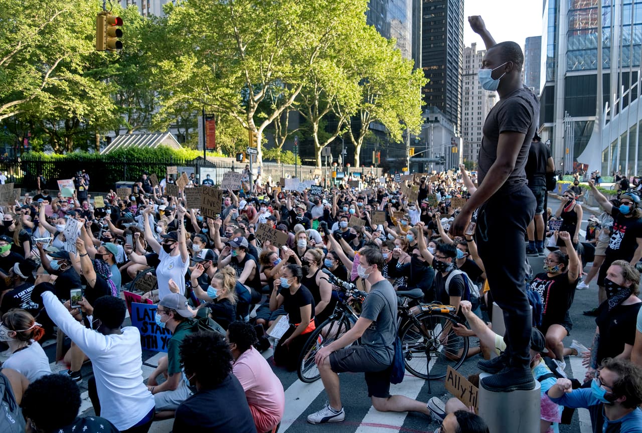 La consignia 'No hay justicia, no hay paz' se escuchó en cada una de las protestas. La muerte de George Floyd ha vuelto a poner en la palestra la 
<a href="https://www.univision.com/temas/racismo">discriminación racial </a>y el abuso policiaco. Además, s'imbolos como la rodilla en el suelo y el puño en todo lo alto, marcaron la jornada como lo hizo este grupo en Nueva York.