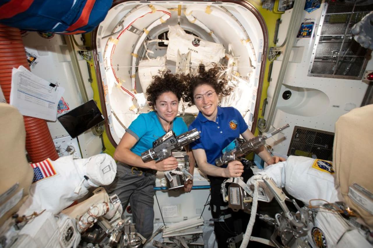 Meir y Koch el día anterior a la esperada caminata espacial. Koch, a la derecha en la imagen, nació en Michigan y creció en Jacksonville, Carolina del Norte. Permanecerá en órbita a bordo de la estación hasta febrero de 2020, lo que será la permanencia espacial más larga para una mujer.