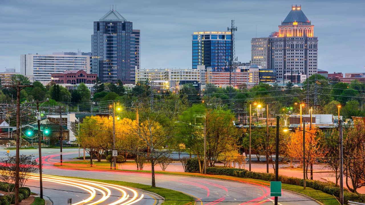<b>Puesto 2: Raleigh, Carolina del Norte:</b> Su mejor desempeño es en el gasto de los conductores, donde ocupa el tercer puesto entre las 100 principales ciudades. La ciudad con peor promedio de robo de autos en Albuquerque, Nuevo México y la que tiene más accidentes viales es Baltimore, Maryland.
