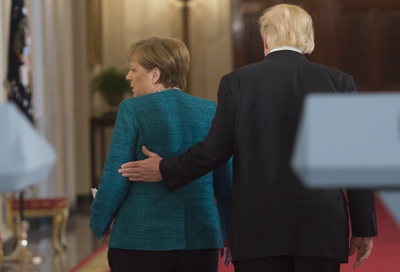 <b>Día 57/Marzo 17: </b>Donald Trump recibe a Ángela Merkel en la Casa Blanca. 
<b><a href="http://www.univision.com/noticias/politica/trump-no-se-retracta-sobre-las-acusaciones-de-espionaje-y-dice-junto-a-merkel-por-lo-menos-tenemos-algo-en-comun">No se retracta sobre las acusaciones de espionaje y dice junto a Merkel</a></b>: "Por lo menos tenemos algo en común". Un portavoz británico confirmó que había recibido "garantías" de Washington de que no se repetirían las acusaciones realizadas por S
<b><a href="http://www.univision.com/noticias/politica/la-casa-blanca-pide-desculpas-al-reino-unido-por-involucrarlo-en-el-espionaje-de-obama">ean Spicer en las que afirmó que el expresidente recurrió a la agencia de inteligencia británica para escuchar a Trump</a></b>.