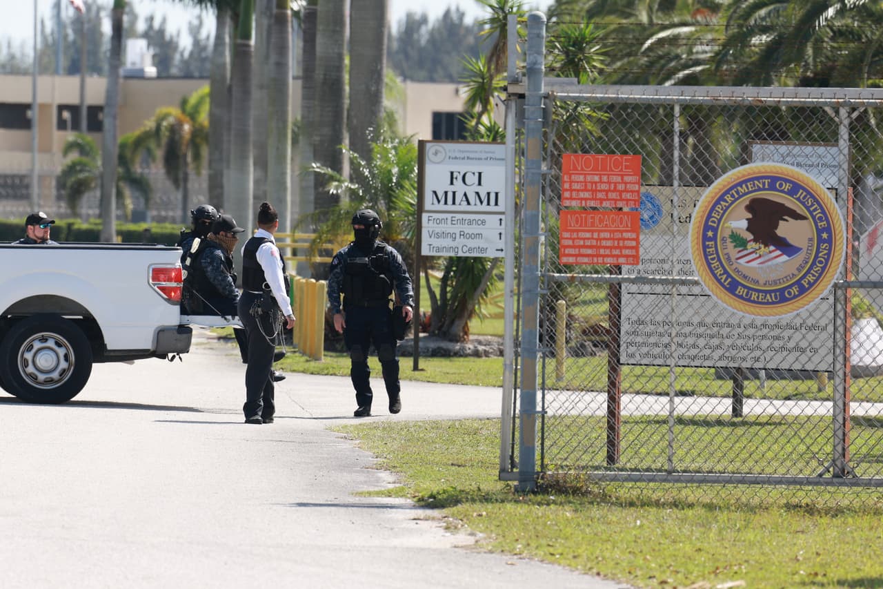 <h3 class="cms-H3-H3">Agentes de sheriff deberán capacitarse para trabajar como agentes de inmigración</h3>
<br>
<br>Las 
<b>oficinas de sheriff locales deberán entregar obligatoriamente toda la información que tengan sobre el estatus migratorio de un detenido</b>, si esta es requerida por una agencia federal de inmigración. 
<br>
<br>Las oficinas del sheriff locales y los directores de las cárceles de Florida 
<b>deberán inscribirse, a más tardar el 1 de abril, en el programa federal 287g, en el cual los funcionarios de las cárceles pueden realizar funciones de agentes federales de inmigración</b>, como hacer interrogatorios e investigaciones sobre el estatus migratorio de los detenidos. 
<br>