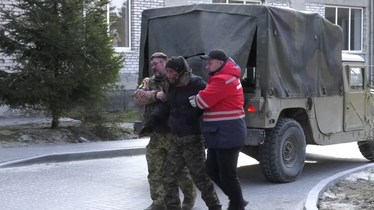Video: Más de 100 personas también resultaron heridos tras el ataque a la instalación militar de Yavoriv, también conocida como el Centro Internacional de Seguridad y Mantenimiento de la Paz, ubicada cerca de la frontera entre Polonia y Ucrania. Es el punto más al occidente en Ucrania atacado hasta el momento. Más noticias 
<a href="https://www.univision.com/noticias" target="_blank">aquí</a>.