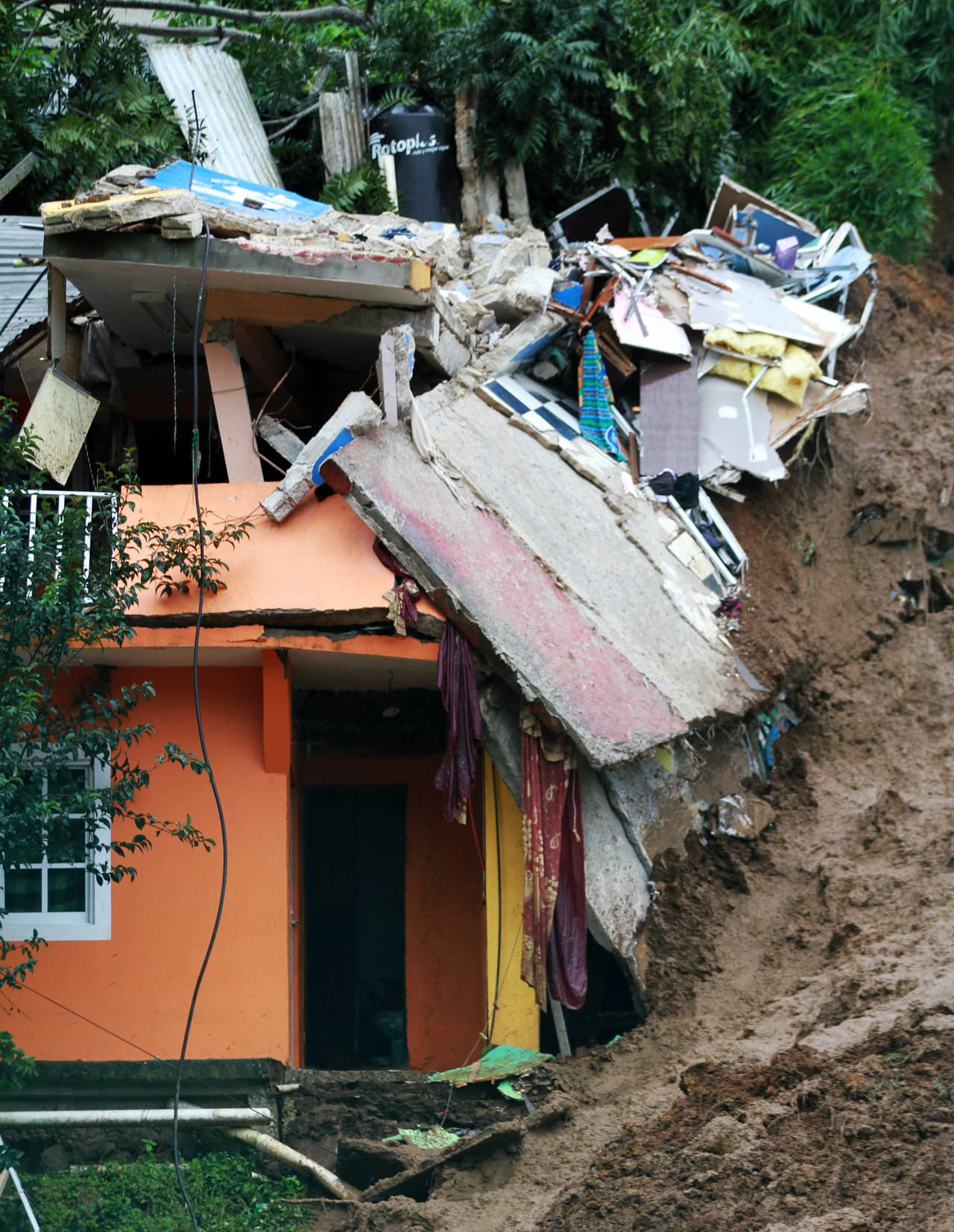 Una casa dañada por un deslizamiento de tierra en la comunidad de Xalapa, en Veracruz.