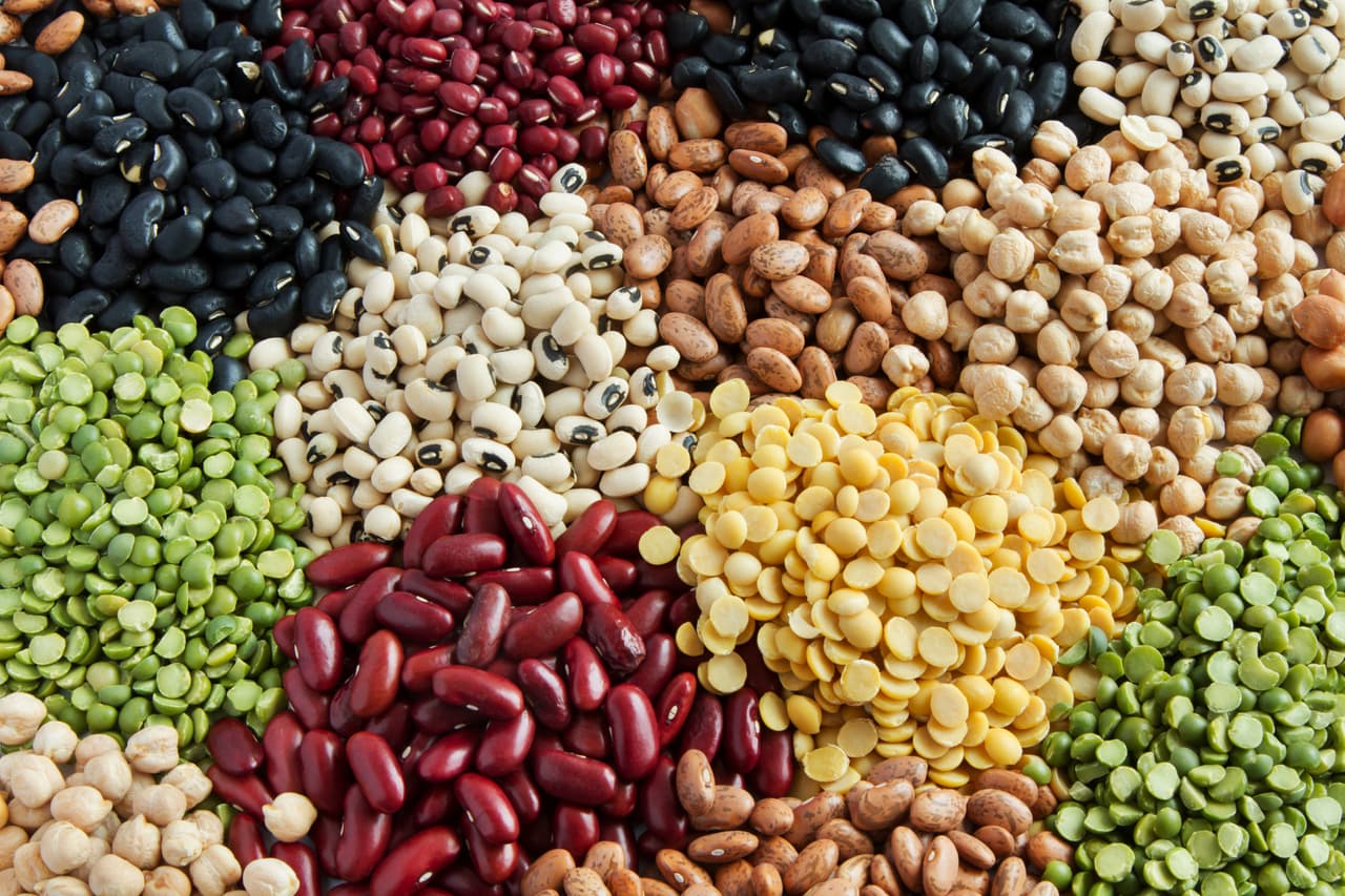 <b>Puesto 9. Frijoles, lentejas y otros granos secos, con una subida del 7.4%</b> entre febrero y junio de 2020.
<br>
<br>Los estadounidenses compraron 200% más de estos productos en lo que va de 2020 que durante el mismo período en 2019. Como muchos de los otros alimentos de esta lista, los frijoles y otros granos pueden almacenarse durante largos períodos de tiempo.
<br>