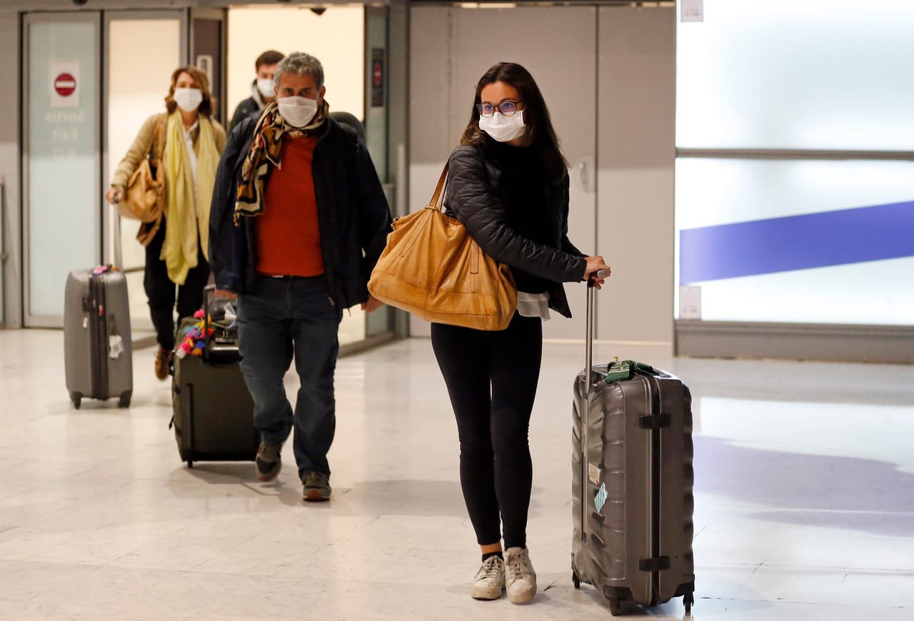 Si todavía tienes previsto viajar en los próximos días, ten en cuenta diversos factores, como las nuevas restricciones y los riesgos que conlleva transportarse durante esta temporada.