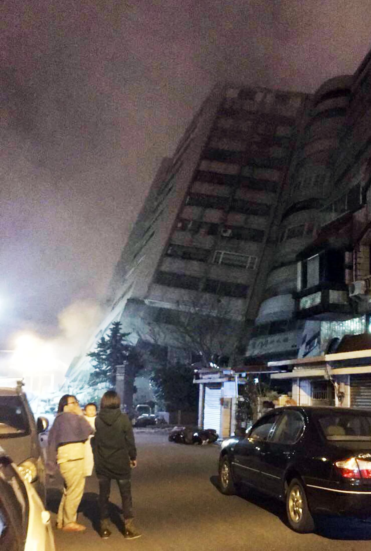 Varios edificios, incluyendo otros dos hoteles, fueron afectados por el sismo.