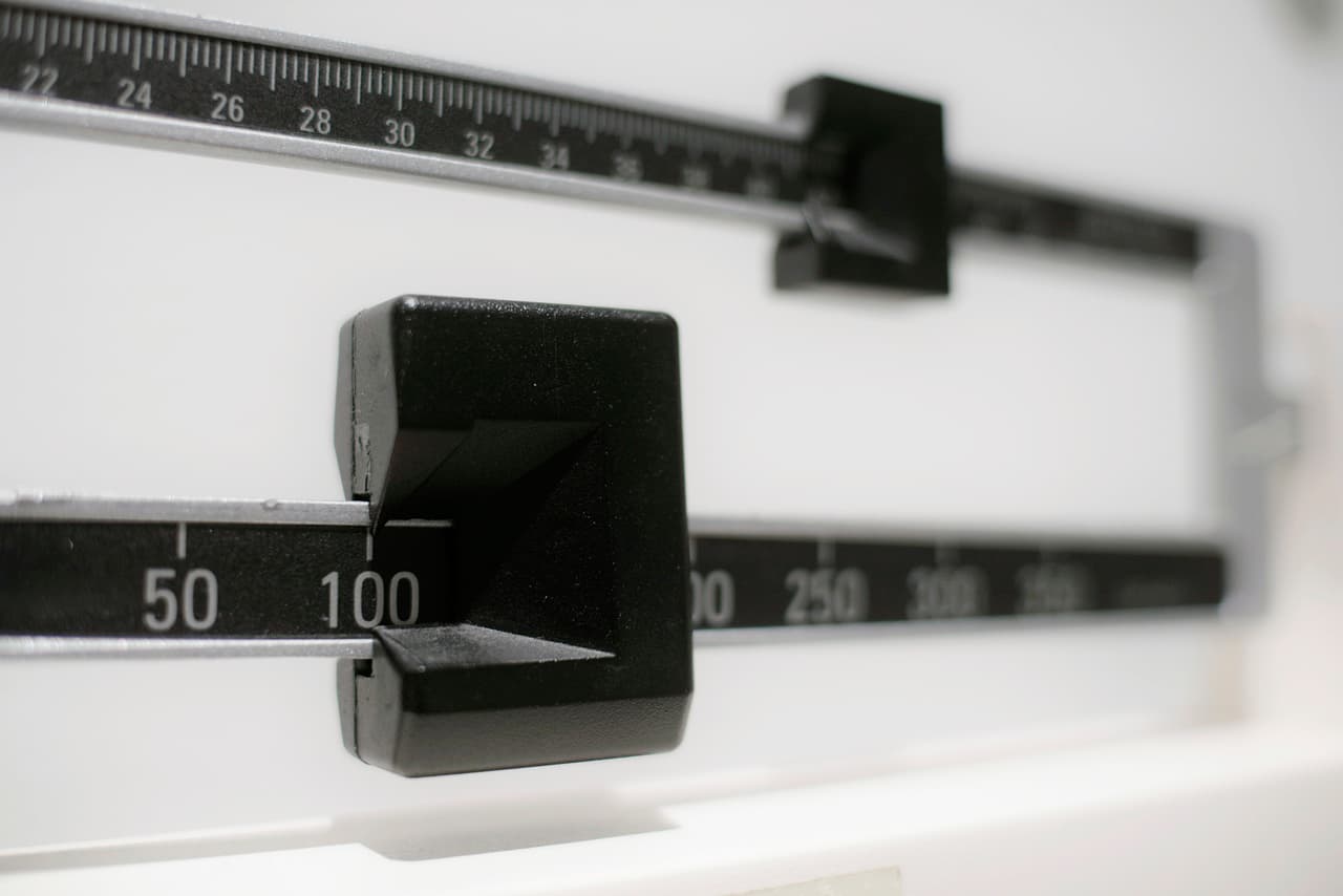 Esta foto de archivo del 3 de abril de 2018 muestra un primer plano de una báscula de vigas en Nueva York. Las autoridades sanitarias estadounidenses han actualizado una herramienta para rastrear el aumento de los casos de obesidad grave entre los niños que antes estaban fuera de los gráficos.
<br>