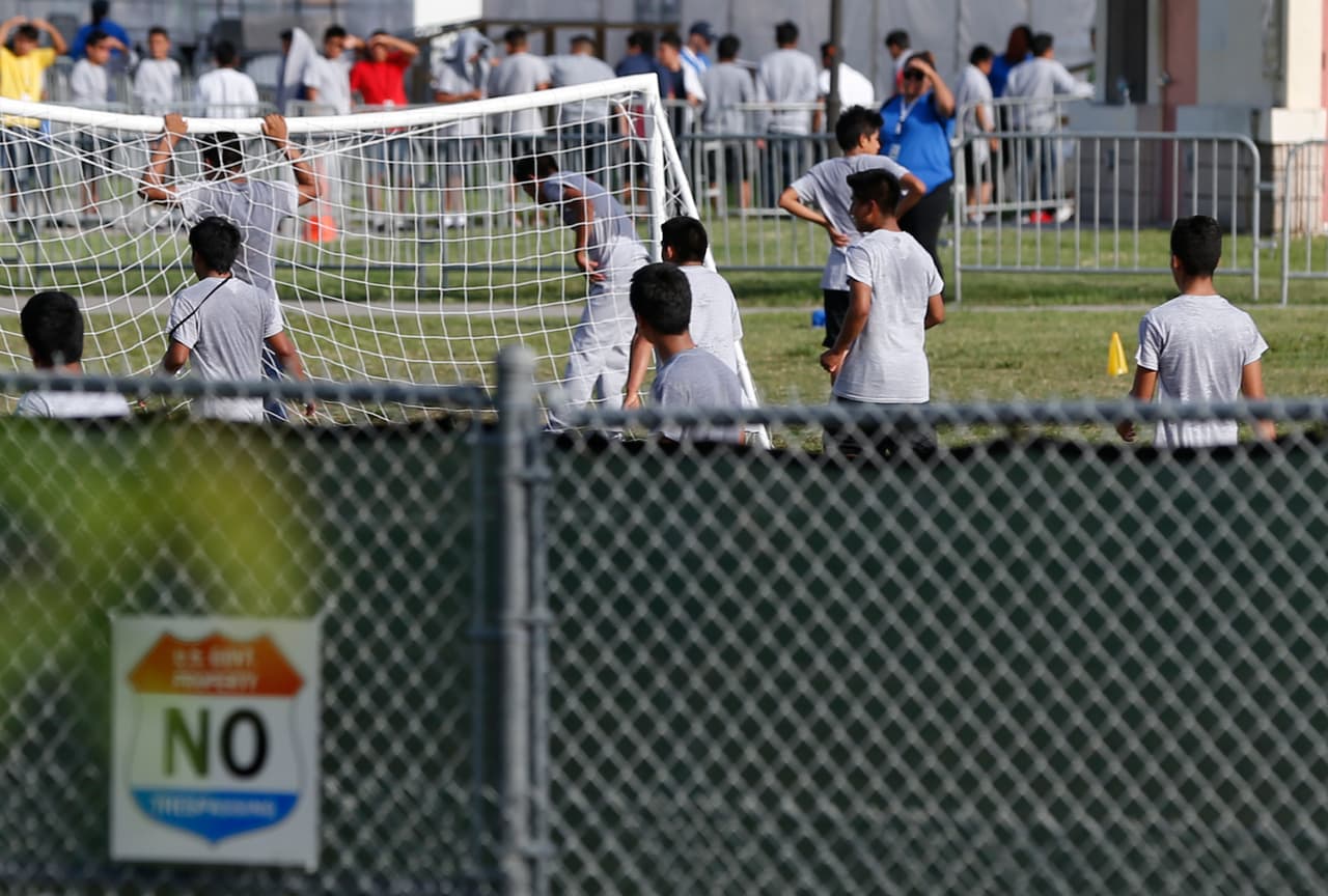 En las fotografías de junio 2018 difundidas por la administración Trump, puede verse a decenas de menores de edad jugando fútbol en los campos del centro.