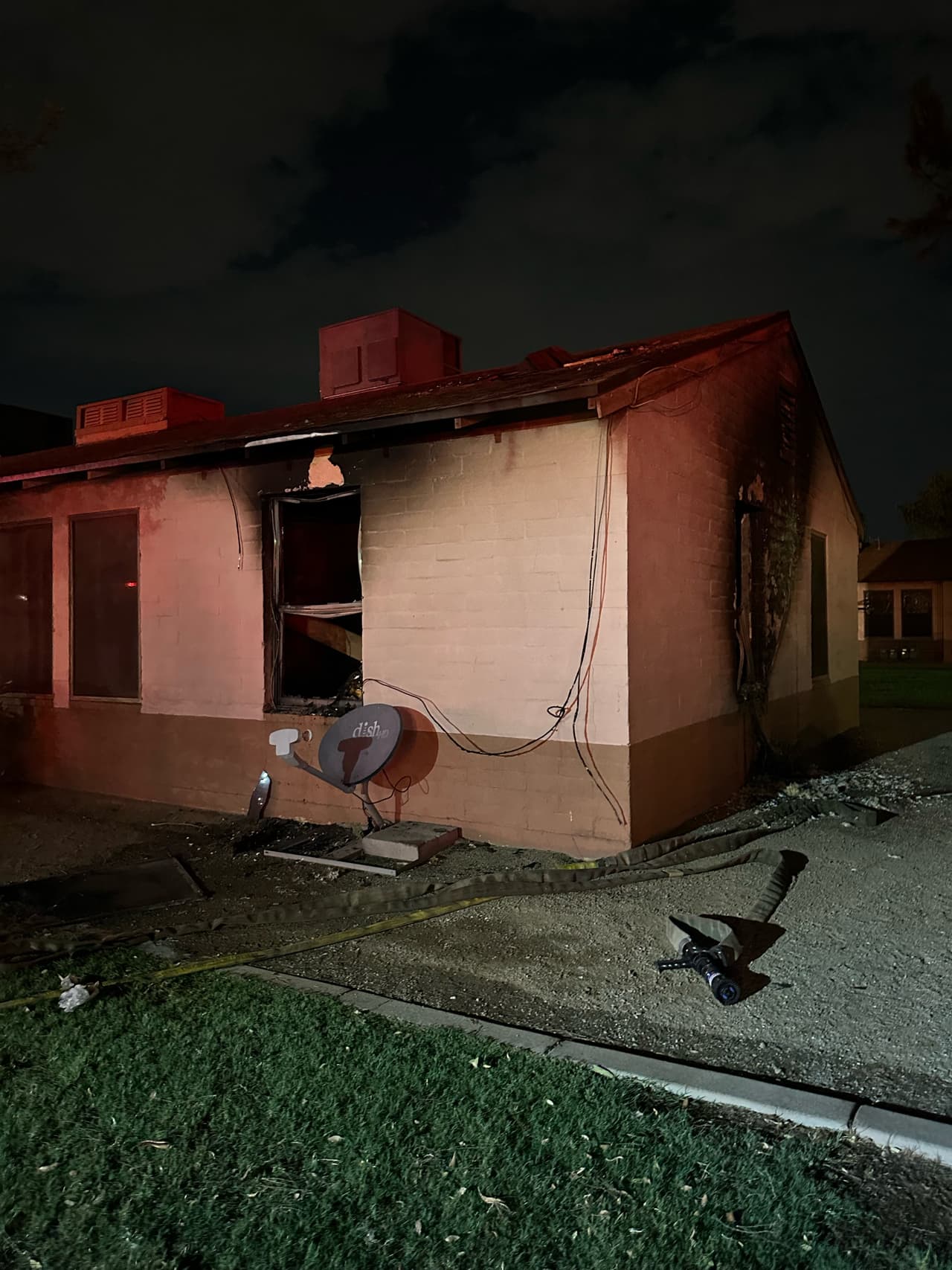 Afortunadamente todos los ocupantes 
<b>habían evacuado el lugar a tiempo</b>, por lo que las cuadrillas de rescate pudieron comenzar rápidamente a contener el fuego.