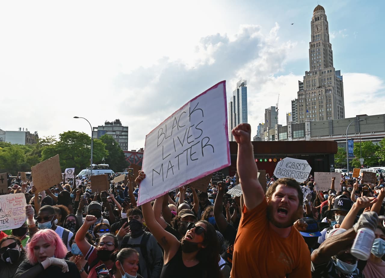 La protesta "Black Lives Matter" (Las vidas negras importan) agrupó a cientos de personas, sin importar la pandemia por coronavirus.