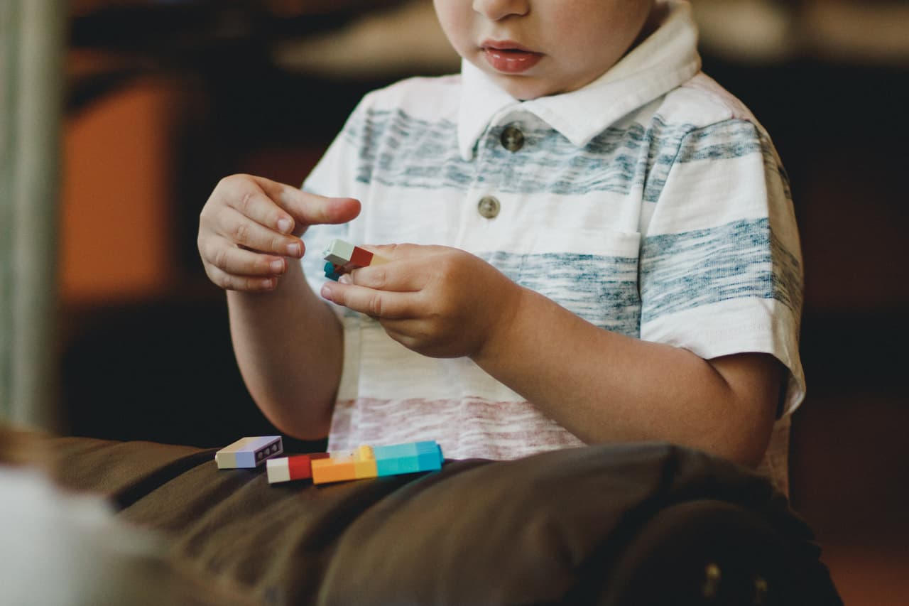 El autismo es una discapacidad del desarrollo que puede provocar problemas sociales, comunicacionales y conductuales. El Espectro del Trastorno Autista (TEA) se manifiesta en distintas formas y grados: algunas personas necesitan mucha ayuda en la vida diaria, mientras otras requieren menos.