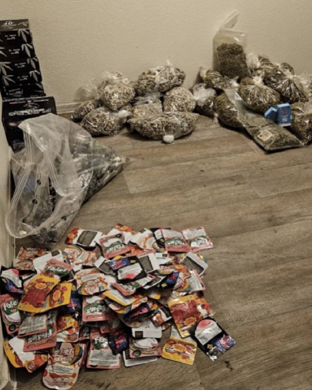 Durante la orden se lograron incautar:
<br>1,319 cartuchos de THC Vape (valor de $39,570), 
<br>125 pastillas de anfetamina (valor de $1250)
<br>Flor de marihuana de 21 libras (valor de $42,000)
<br>95 onzas de THC Cannabis (incluye comestibles) (valor de $38,000)
<br>9 libras de hongos de psilocibina (valor de $28,800)
<br>650 gramos de pre-rollos de marihuana (flor) (valor de $9,750)
<br>27 gramos de anfetamina en polvo
<br>1,080 píldoras Xanax falsificadas (que contienen narcóticos) (valor de $16,200).