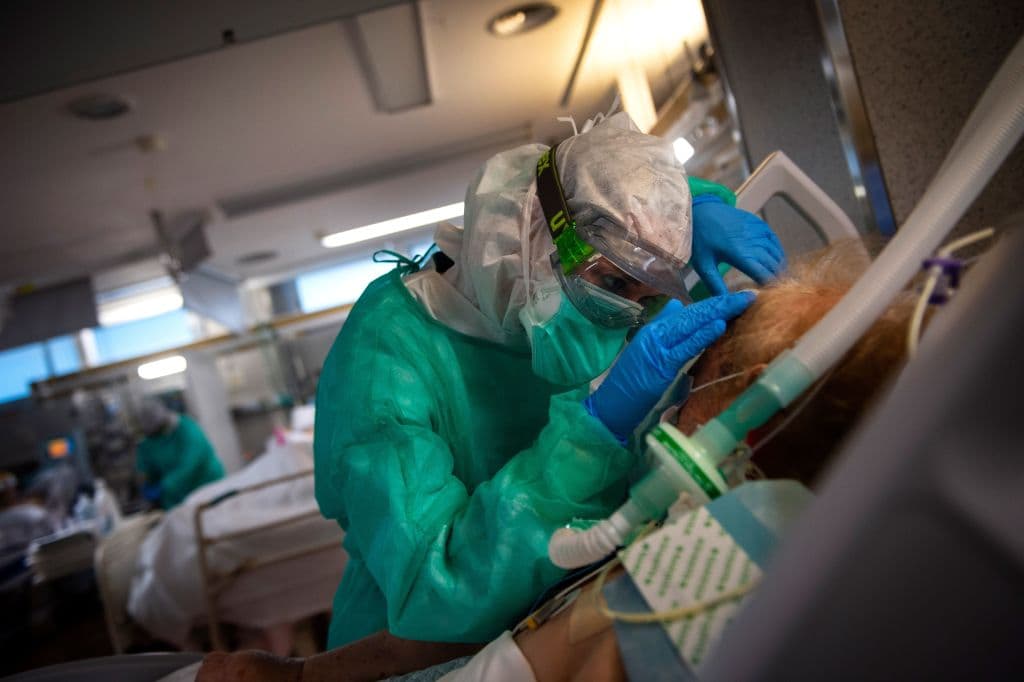 "Nadie debería morirse solo": desde la zona cero del coronavirus un doctor propone humanizar los servicios de salud