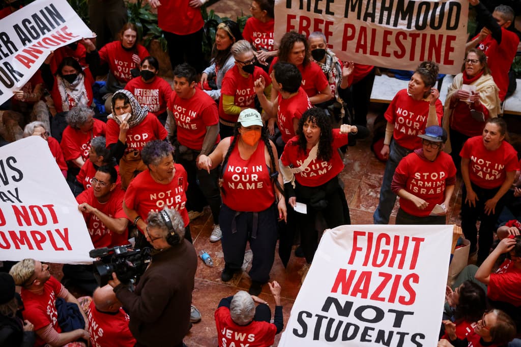 Los manifestantes, que vestían camisetas rojas con el mensaje "Los judíos dicen que dejen de armar a Israel", ocuparon el nivel inferior del atrio público del edificio.