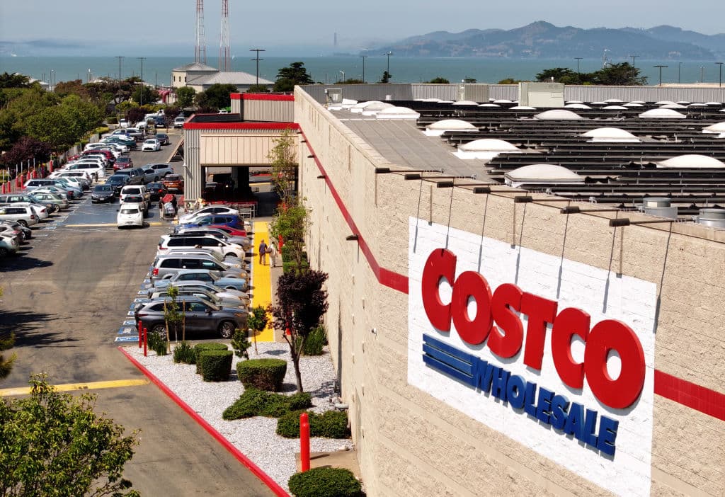 Por primera vez en 7 años, 
<b><a href="https://www.univision.com/local/fresno-kftv/costco-mas-grande-del-mundo-podria-construirse-en-fresno" target="_blank">la cadena de almacenes Costco</a></b> aumenta el precio de su membresía anual. Desde el 1 de septiembre de 2024, cerca de 52 millones de sus clientes tendrán que 
<b>pagar entre $5 y $10 más</b> para tener acceso.