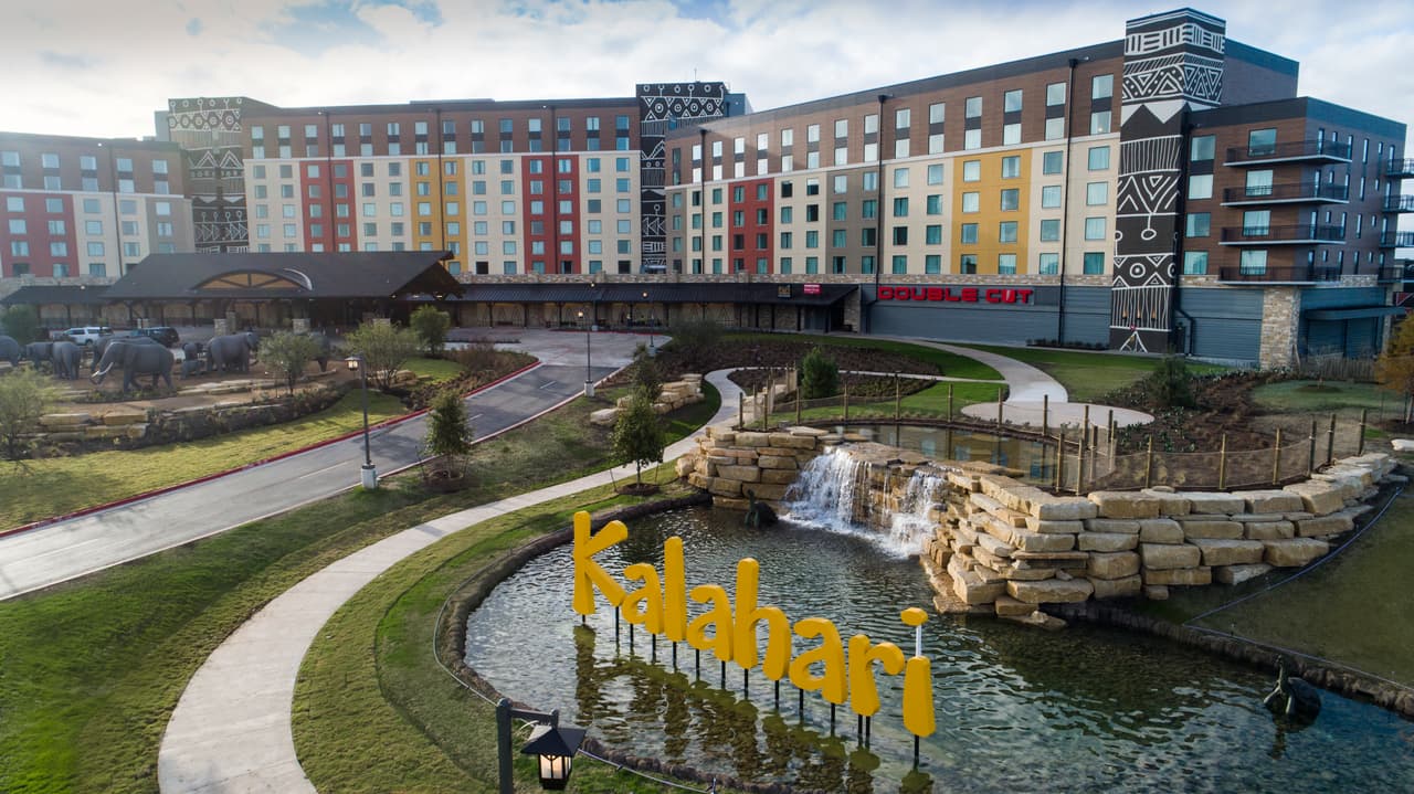 El parque acuático está ubicado en 3001 Kalahari Blvd y cuenta con 975 habitaciones, tres acres de piscinas al aire libre y 10,000 pies de espacio comercial.